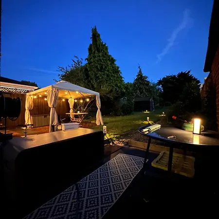 Urban Oasis Entire House 3 Beds 2 Living Room Expansive Garden